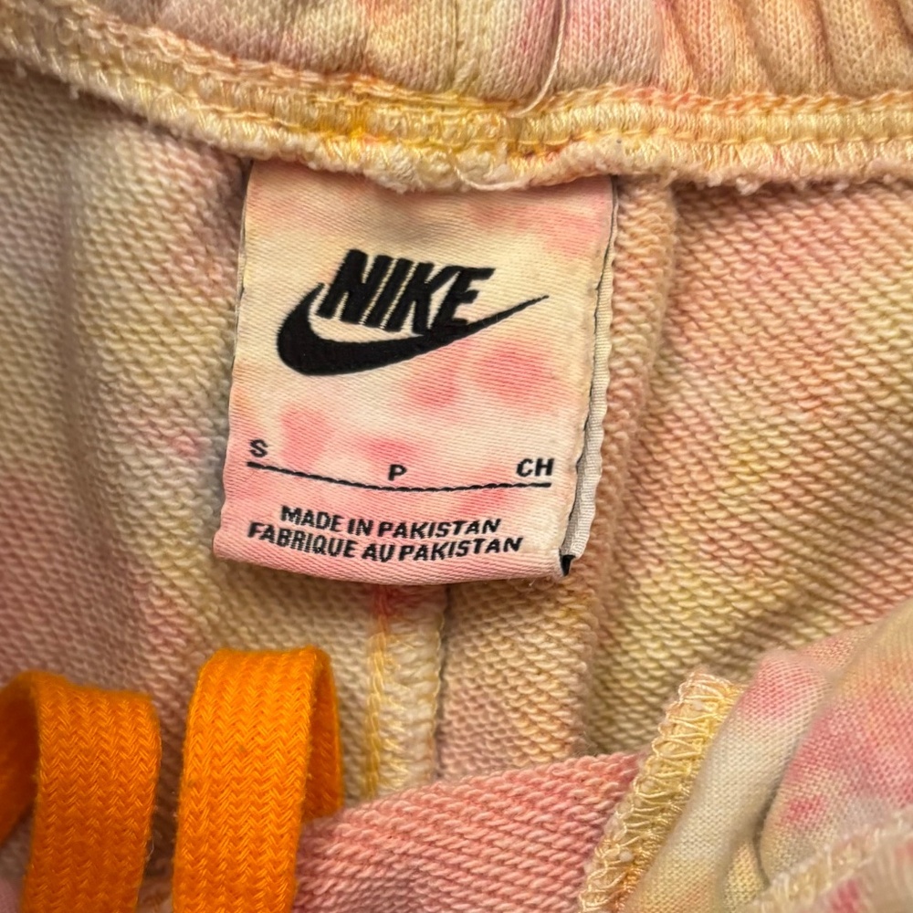 Spring Nike short - Picture 2 of 2